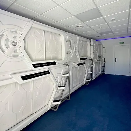 Good Vibes Only Capsule Capsule hotel *