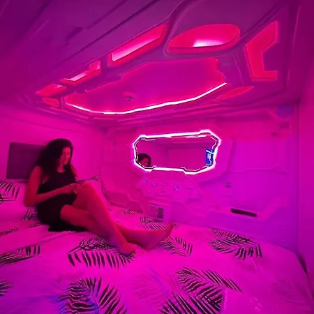 Good Vibes Only Capsule Capsule hotel *